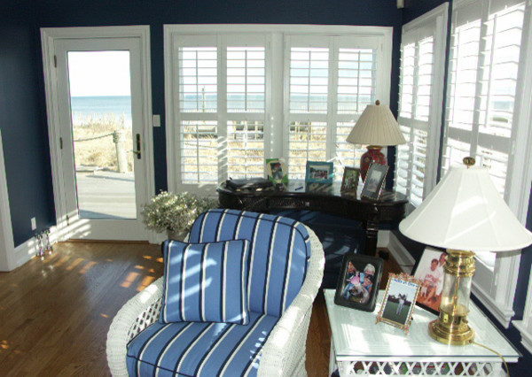 Foto di un soggiorno classico di medie dimensioni e stile loft con pareti blu, pavimento in legno massello medio e nessun camino