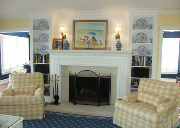 Свежая идея для дизайна: гостиная комната среднего размера в классическом стиле с желтыми стенами, паркетным полом среднего тона, стандартным камином и фасадом камина из камня без телевизора - отличное фото интерьера