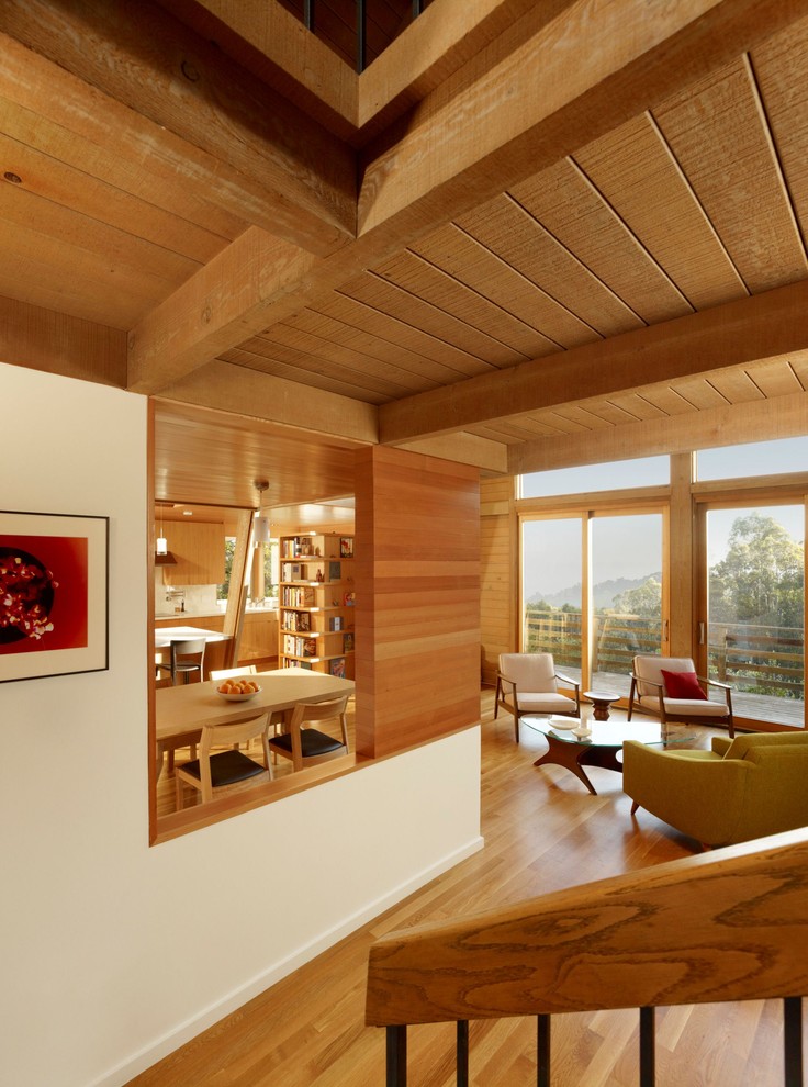 Idee per un soggiorno minimalista aperto con pavimento in legno massello medio
