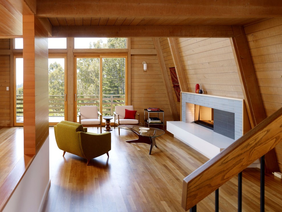 Foto di un soggiorno moderno con cornice del camino piastrellata