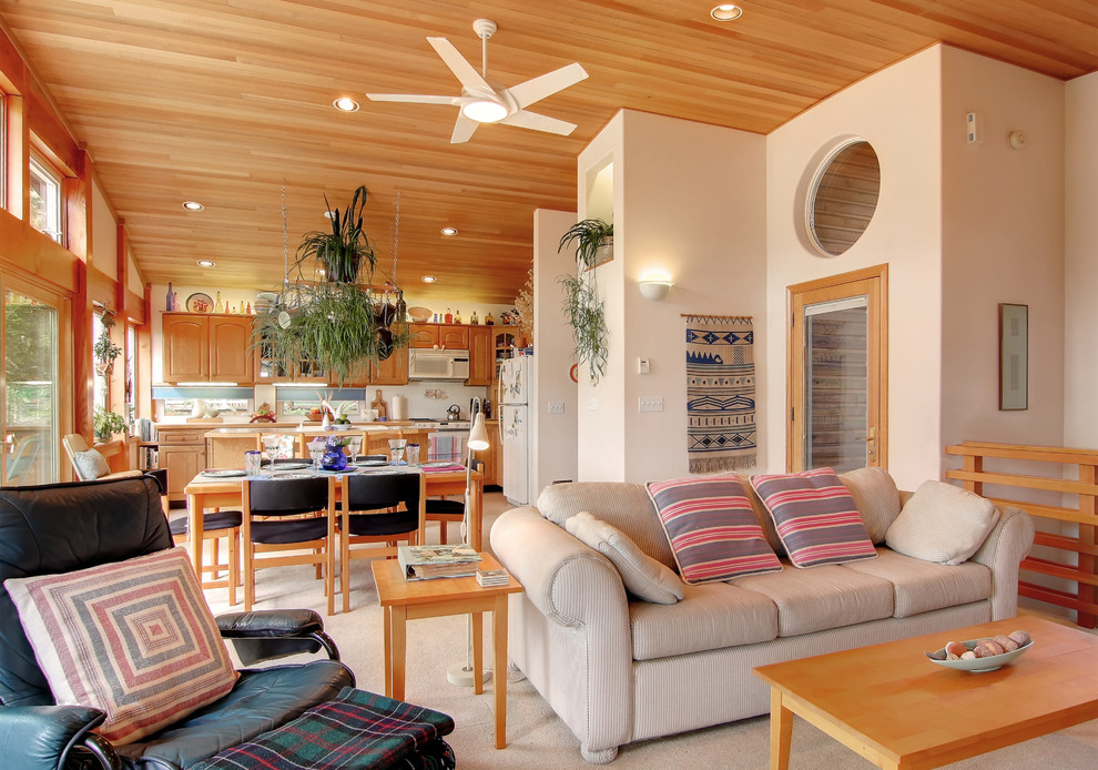 Foto de salón abierto costero grande con paredes beige y moqueta