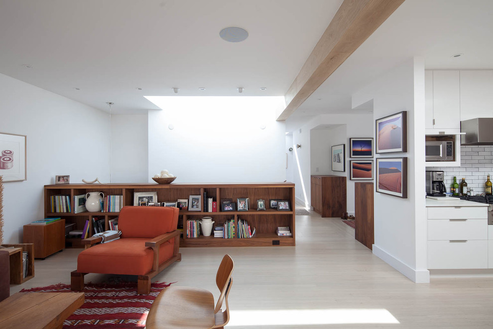 Idee per un soggiorno minimalista con libreria e pareti bianche