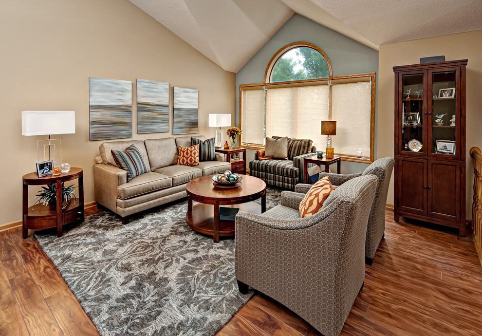 Idee per un soggiorno classico di medie dimensioni e aperto con pareti beige e pavimento in legno massello medio