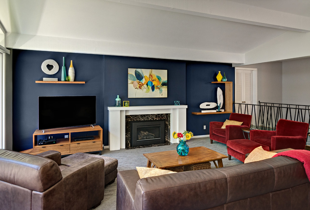 Ejemplo de salón abierto vintage extra grande con paredes azules, moqueta, todas las chimeneas, marco de chimenea de piedra y televisor independiente