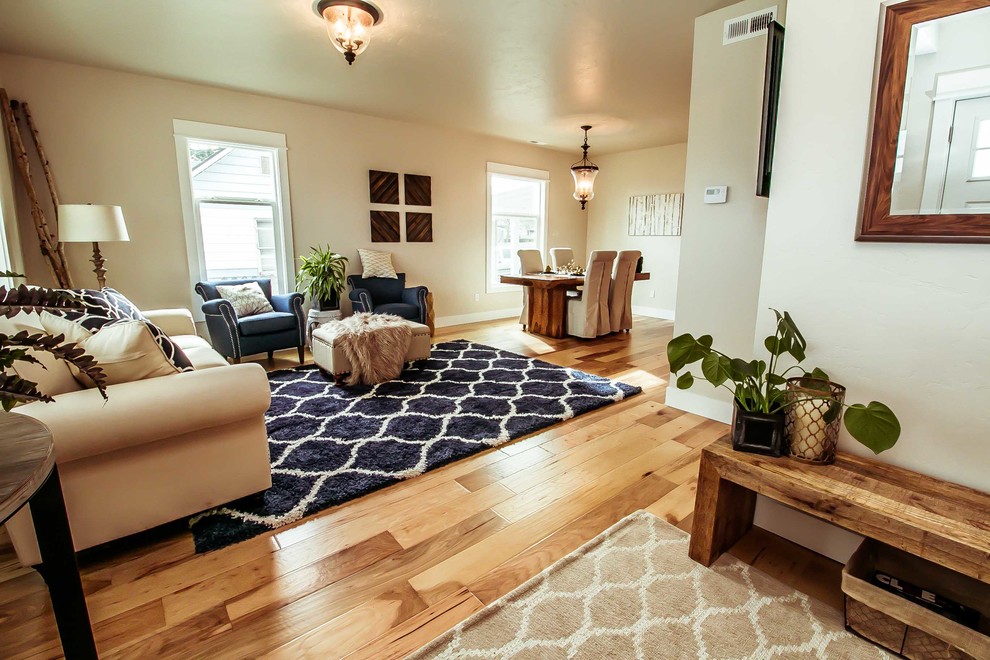 Mittelgroßes, Fernseherloses, Offenes Klassisches Wohnzimmer ohne Kamin mit beiger Wandfarbe und hellem Holzboden in Seattle