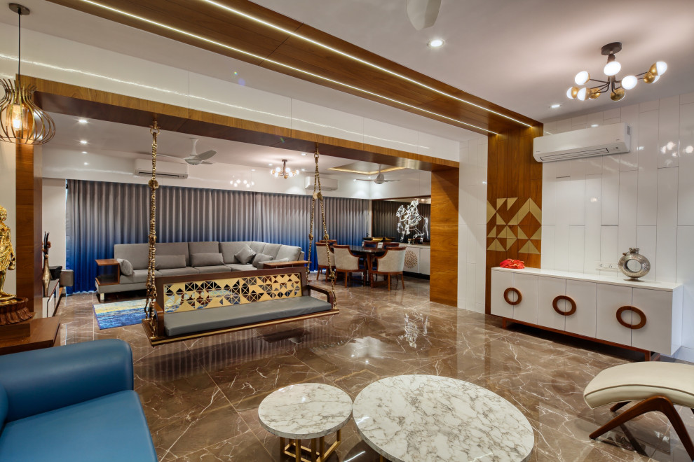 Стильный дизайн: открытая гостиная комната в современном стиле с коричневым полом - последний тренд