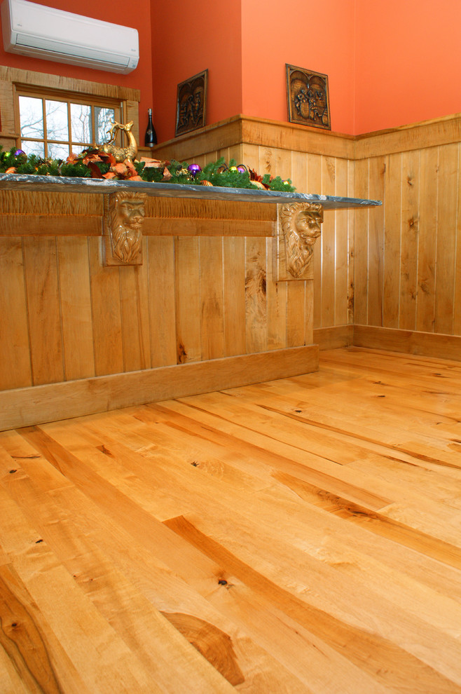 Imagen de salón clásico con suelo de madera en tonos medios