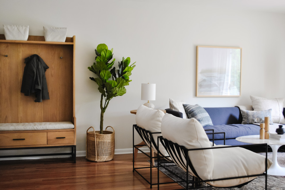 Diseño de salón abierto minimalista de tamaño medio sin chimenea con suelo de madera clara