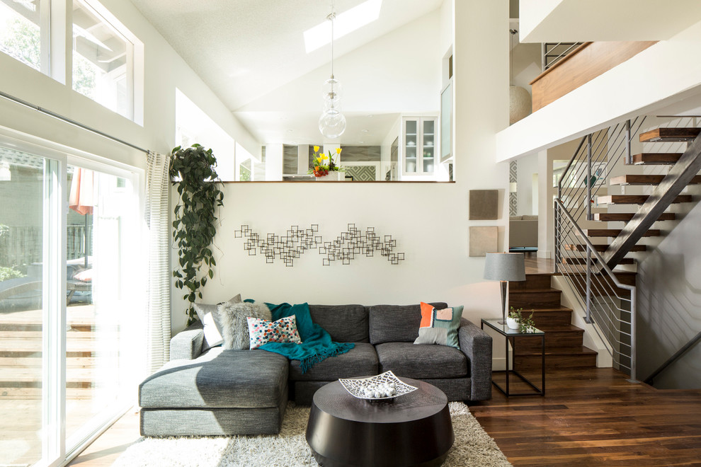 Foto di un soggiorno minimalista di medie dimensioni e stile loft con sala della musica, pareti bianche, parquet scuro, nessuna TV e pavimento marrone