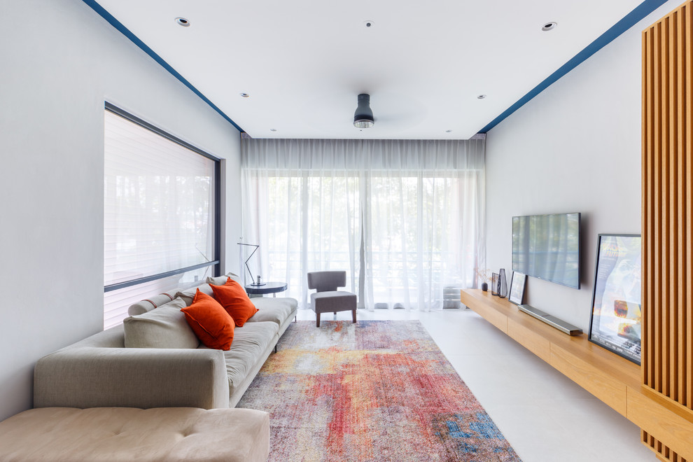 На фото: гостиная комната в современном стиле с белыми стенами, телевизором на стене и белым полом без камина с