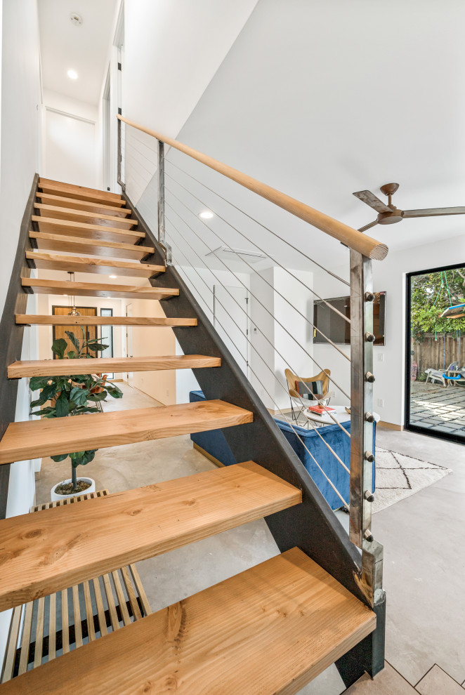 Свежая идея для дизайна: маленькая лестница в стиле модернизм для на участке и в саду - отличное фото интерьера