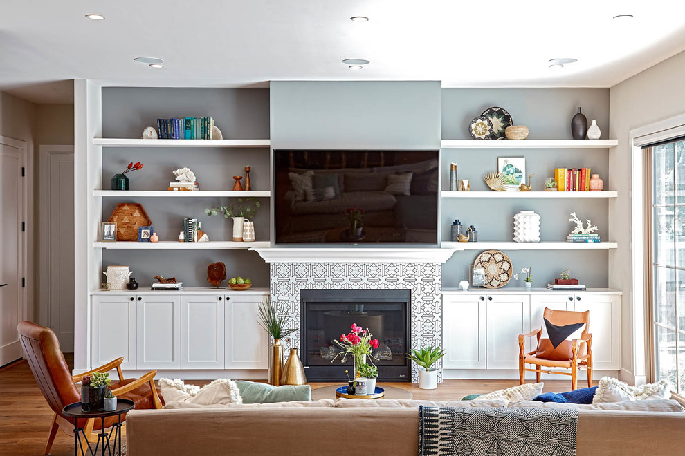 Klassisches Wohnzimmer mit blauer Wandfarbe, braunem Holzboden, Kamin, TV-Wand und braunem Boden in Los Angeles