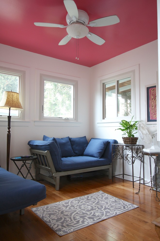 Inspiration för små klassiska separata vardagsrum, med ett finrum, vita väggar, mörkt trägolv och brunt golv