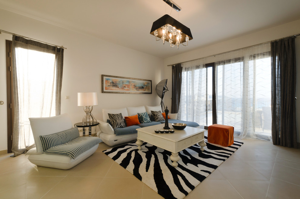 Immagine di un soggiorno mediterraneo con pareti beige e pavimento beige