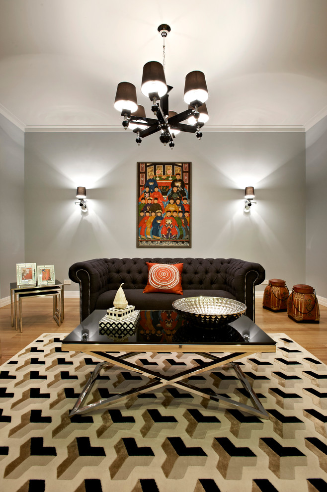 メルボルンにあるエクレクティックスタイルのおしゃれなリビング (グレーの壁、茶色いソファ) の写真