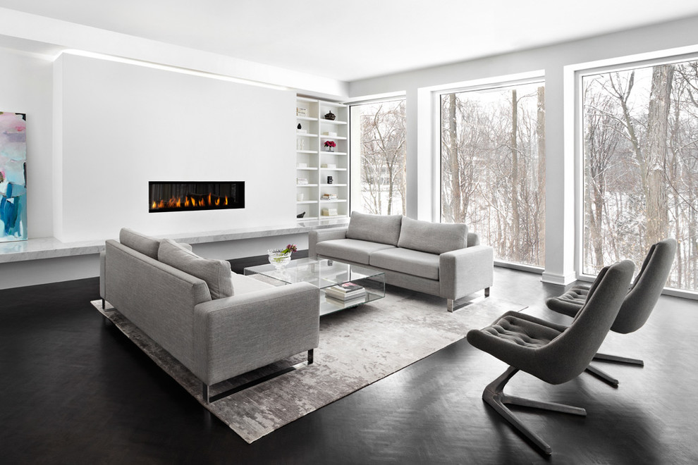 Großes, Offenes Modernes Wohnzimmer mit weißer Wandfarbe und dunklem Holzboden in Toronto