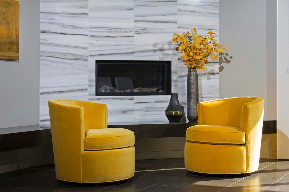 サンディエゴにある高級な中くらいなコンテンポラリースタイルのおしゃれなLDK (グレーの壁、磁器タイルの床、石材の暖炉まわり、コーナー設置型暖炉) の写真