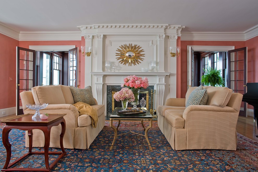 На фото: гостиная комната в классическом стиле с розовыми стенами и ковром на полу