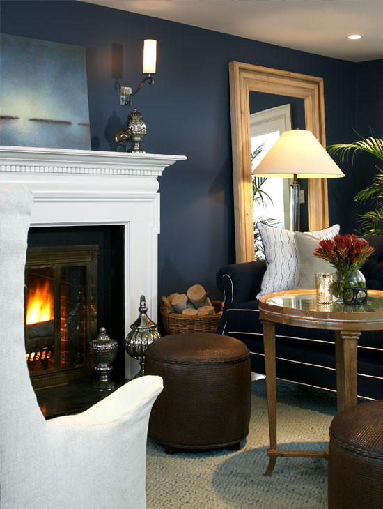 Inspiration pour un grand salon marin fermé avec une salle de réception, un mur bleu, moquette, une cheminée standard et un manteau de cheminée en bois.