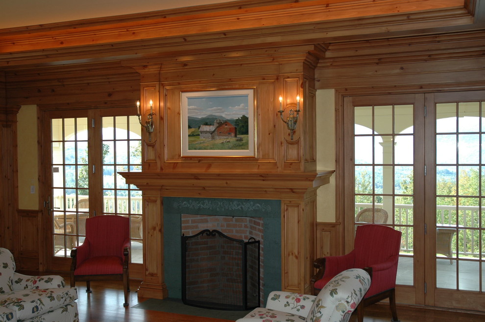 Imagen de salón abierto tradicional grande con paredes amarillas y suelo de madera clara