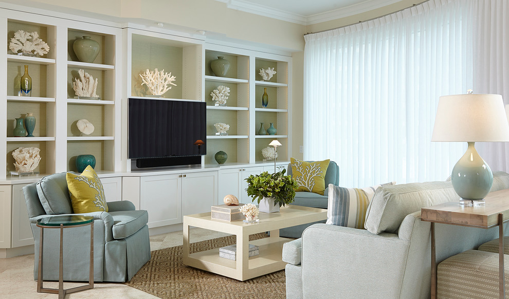 На фото: гостиная комната в морском стиле с бежевыми стенами и телевизором на стене с