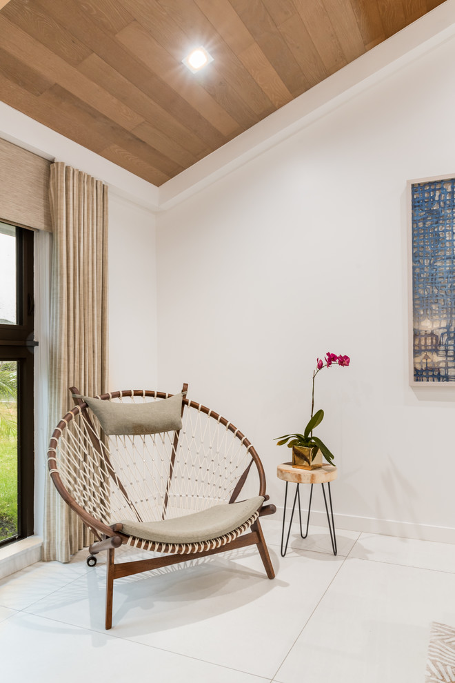 Источник вдохновения для домашнего уюта: открытая гостиная комната среднего размера в морском стиле с белыми стенами, полом из керамогранита, телевизором на стене и белым полом