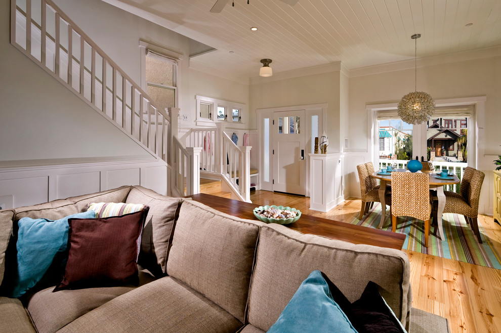 Foto di un soggiorno tropicale aperto con pareti beige e pavimento in legno massello medio
