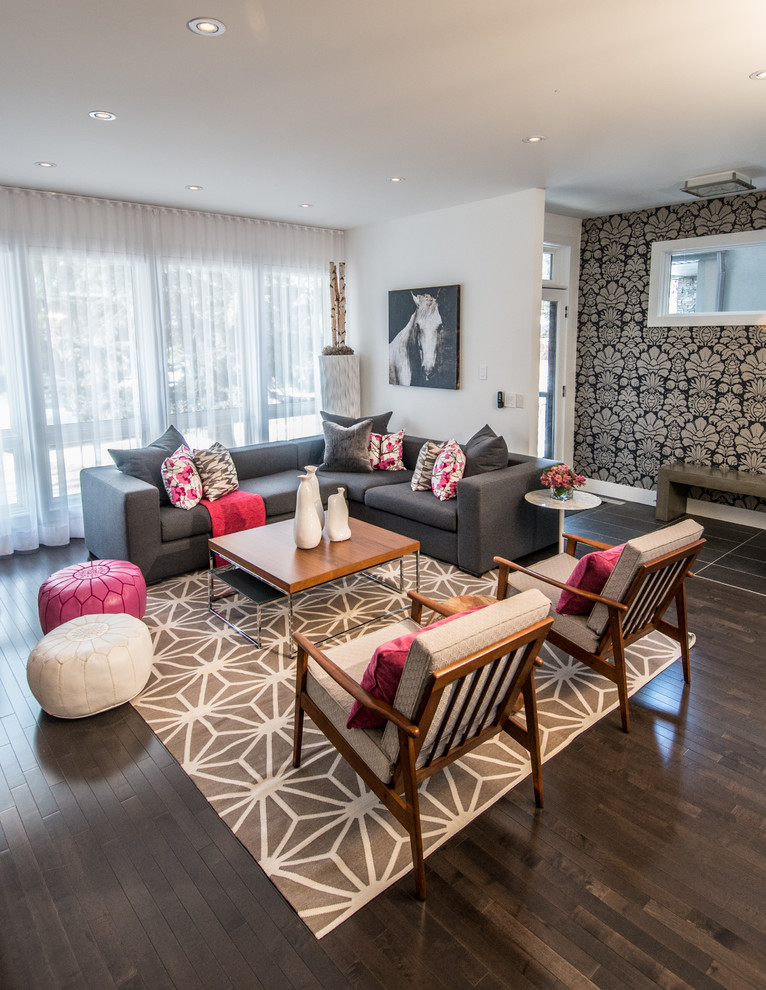 Offenes Modernes Wohnzimmer mit weißer Wandfarbe, dunklem Holzboden und braunem Boden in Calgary