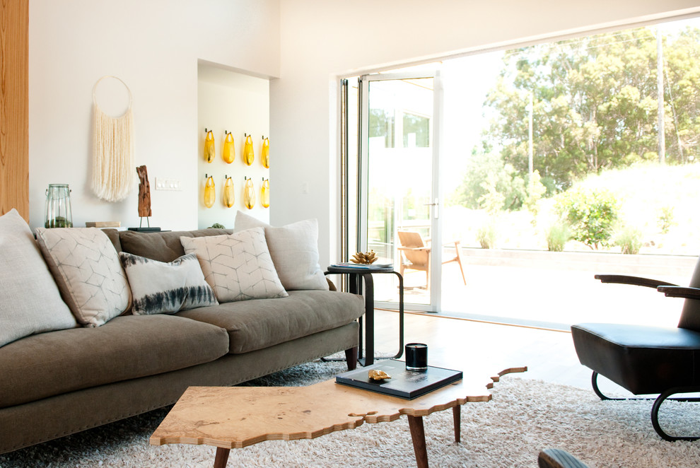 Mittelgroßes, Fernseherloses, Offenes Modernes Wohnzimmer mit brauner Wandfarbe, braunem Holzboden und gefliester Kaminumrandung in San Francisco