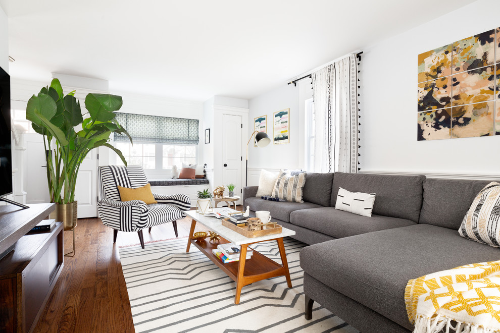 Mittelgroßes, Abgetrenntes Modernes Wohnzimmer mit weißer Wandfarbe, dunklem Holzboden, freistehendem TV und braunem Boden in New York