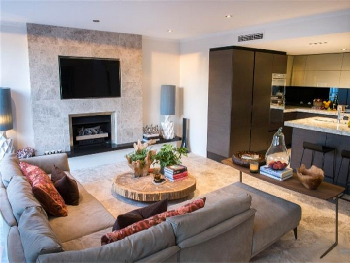 Exemple d'un grand salon tendance ouvert avec une salle de réception, un mur blanc, une cheminée standard, un manteau de cheminée en pierre et un téléviseur encastré.