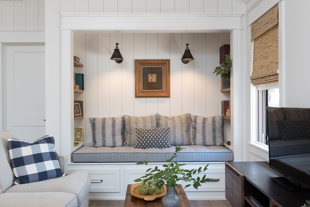 Foto de salón cerrado de estilo de casa de campo de tamaño medio con paredes blancas, suelo de madera en tonos medios, televisor independiente y suelo marrón