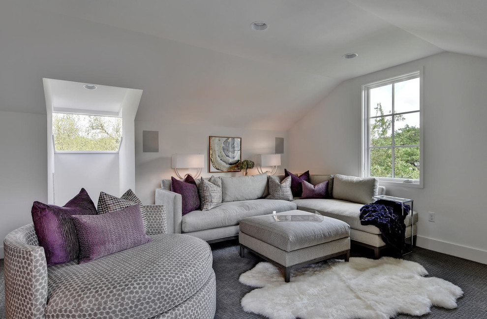 Пример оригинального дизайна: изолированная гостиная комната среднего размера в стиле модернизм с белыми стенами, ковровым покрытием, телевизором на стене и серым полом