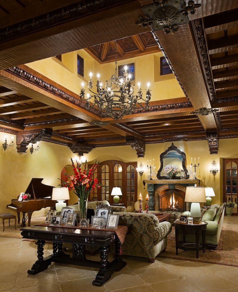 Esempio di un ampio soggiorno mediterraneo con sala formale, pareti gialle, pavimento in travertino e camino classico