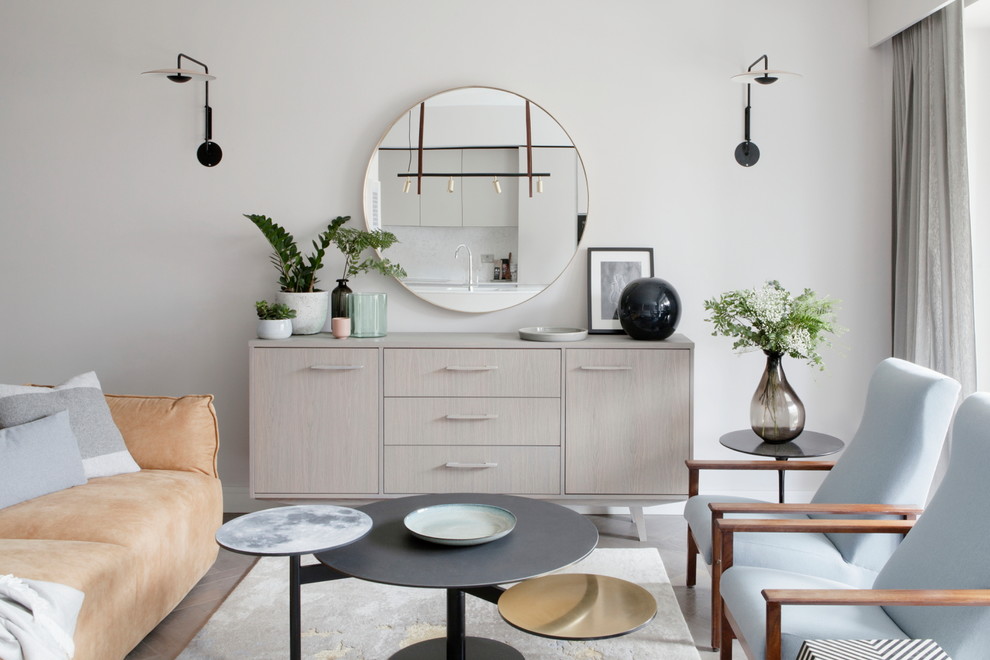 Foto på ett minimalistiskt vardagsrum, med vita väggar, mörkt trägolv och brunt golv