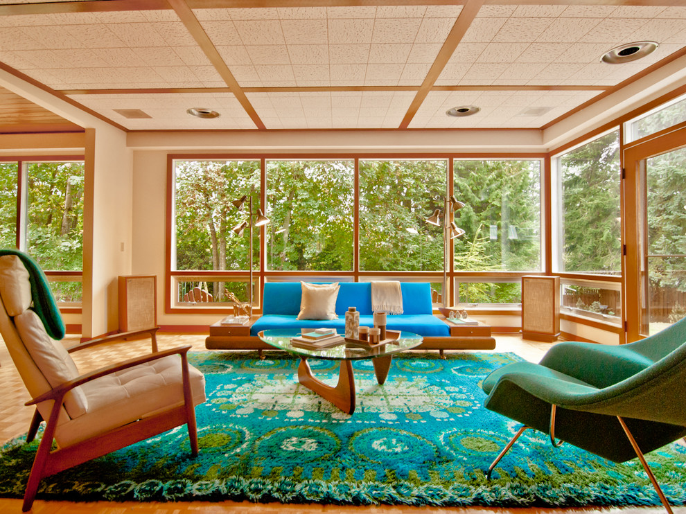 Пример оригинального дизайна: большая гостиная комната в стиле ретро с синим диваном