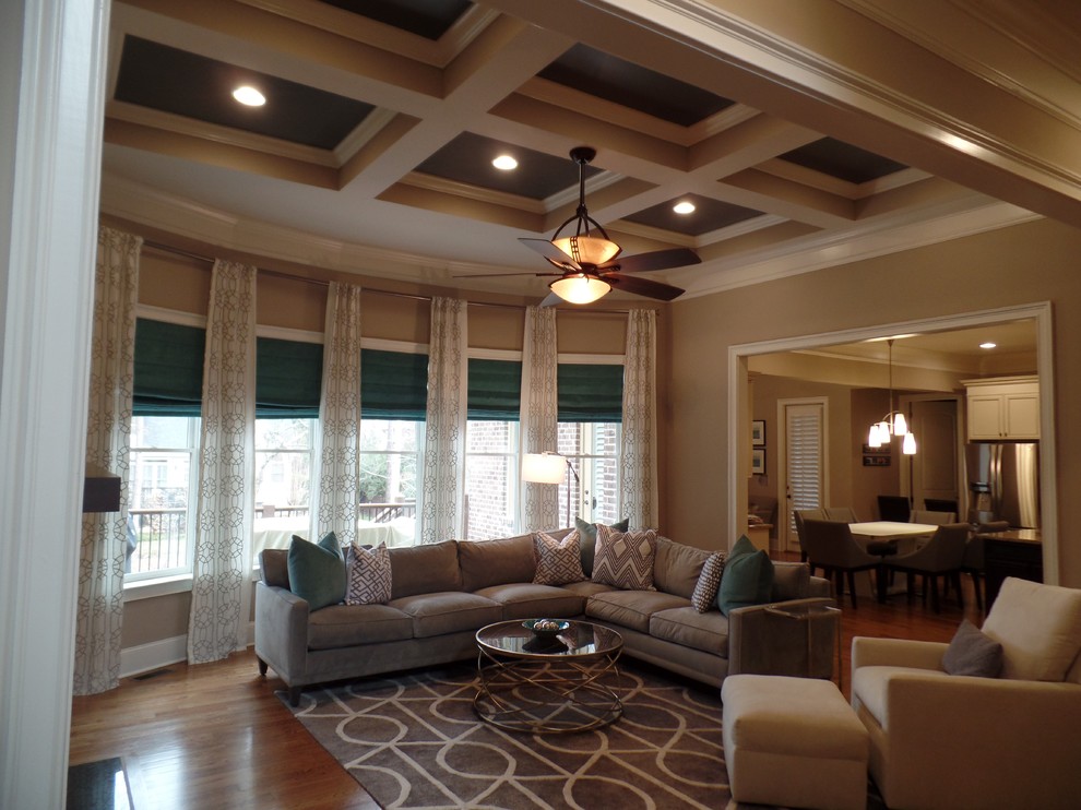 Geräumiges, Offenes Modernes Wohnzimmer mit beiger Wandfarbe, hellem Holzboden, Kamin, gefliester Kaminumrandung und TV-Wand in Raleigh