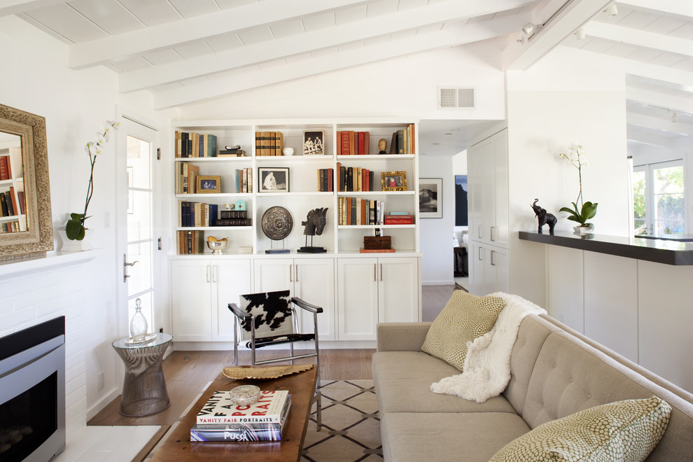 Свежая идея для дизайна: изолированная гостиная комната в современном стиле с с книжными шкафами и полками и ковром на полу - отличное фото интерьера