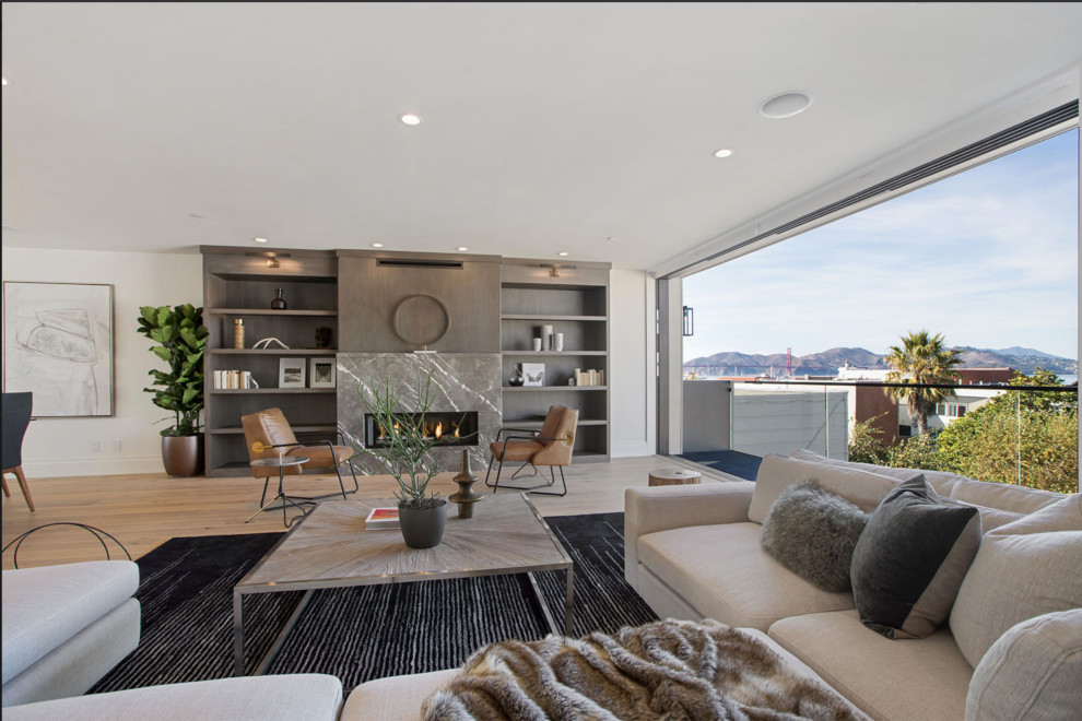 Großes, Offenes Modernes Wohnzimmer mit weißer Wandfarbe, hellem Holzboden, Kamin und Kaminumrandung aus Stein in San Francisco