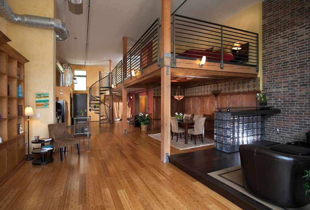 Offenes, Mittelgroßes, Repräsentatives Stilmix Wohnzimmer mit beiger Wandfarbe, braunem Holzboden und braunem Boden in Los Angeles