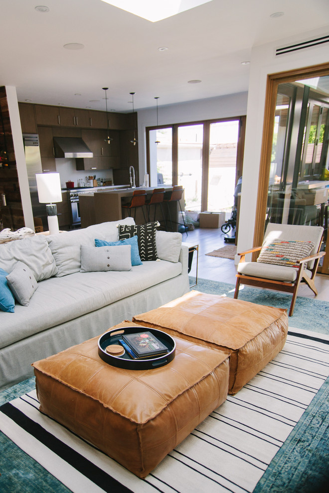 This is an example of a contemporary living room in Los Angeles.