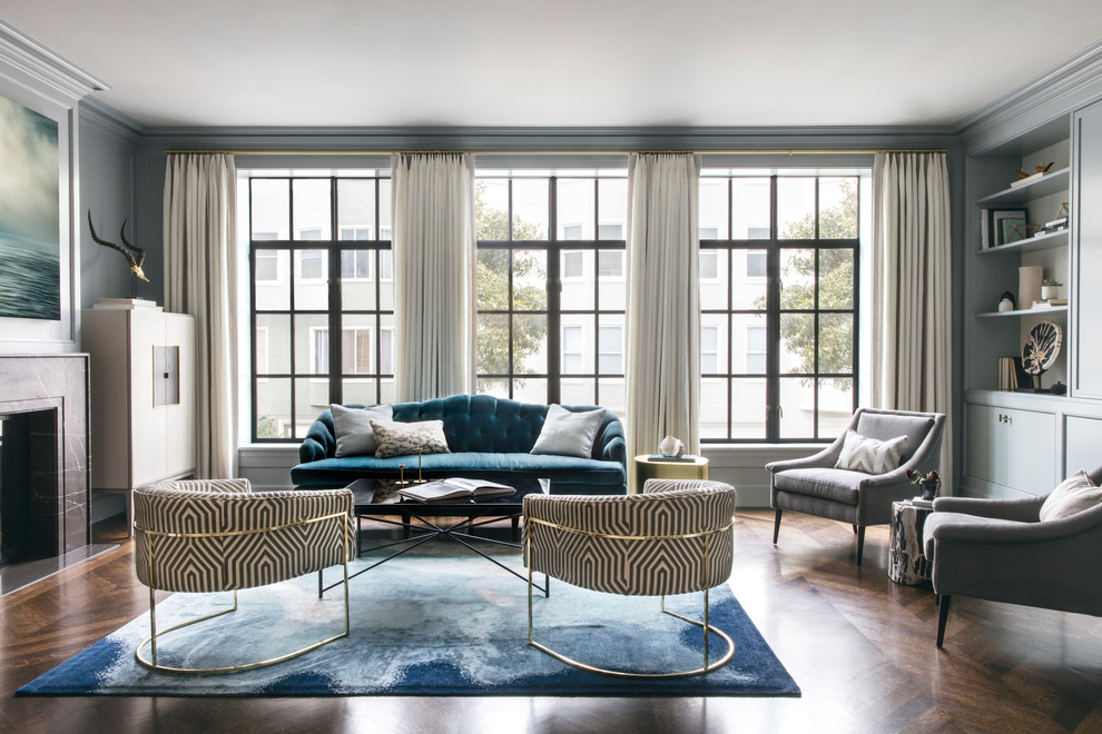 Свежая идея для дизайна: гостиная комната в стиле неоклассика (современная классика) с серыми стенами, темным паркетным полом, стандартным камином и коричневым полом - отличное фото интерьера