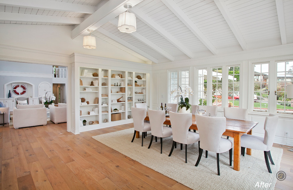 Exemple d'un salon chic avec parquet clair.