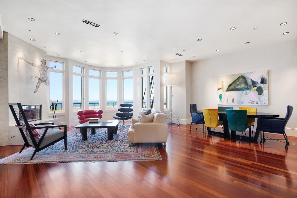 Mittelgroßes, Offenes Stilmix Wohnzimmer mit weißer Wandfarbe, braunem Holzboden, Eckkamin, Kaminumrandung aus Stein und braunem Boden in San Francisco