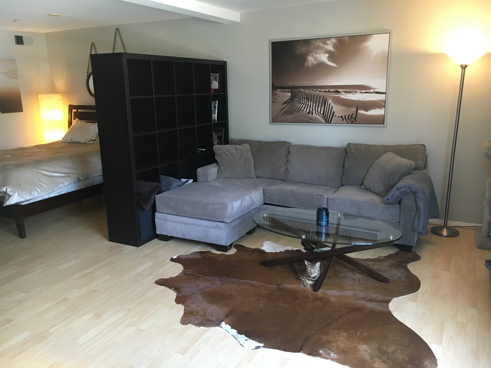 Стильный дизайн: маленькая двухуровневая гостиная комната в морском стиле с серыми стенами, полом из бамбука и отдельно стоящим телевизором для на участке и в саду - последний тренд