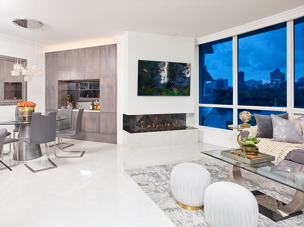 Immagine di un soggiorno contemporaneo di medie dimensioni e aperto con sala formale, pareti bianche, camino classico, TV a parete e pavimento beige