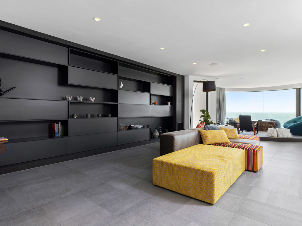 Immagine di un soggiorno design con pareti nere e pavimento grigio