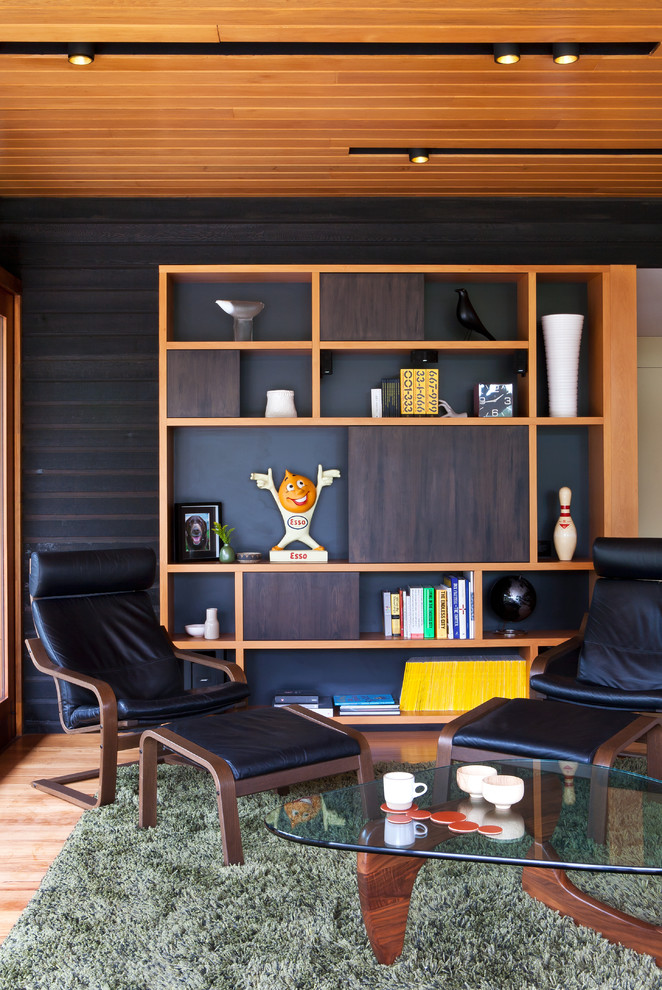 Wohnzimmer mit hellem Holzboden in Auckland
