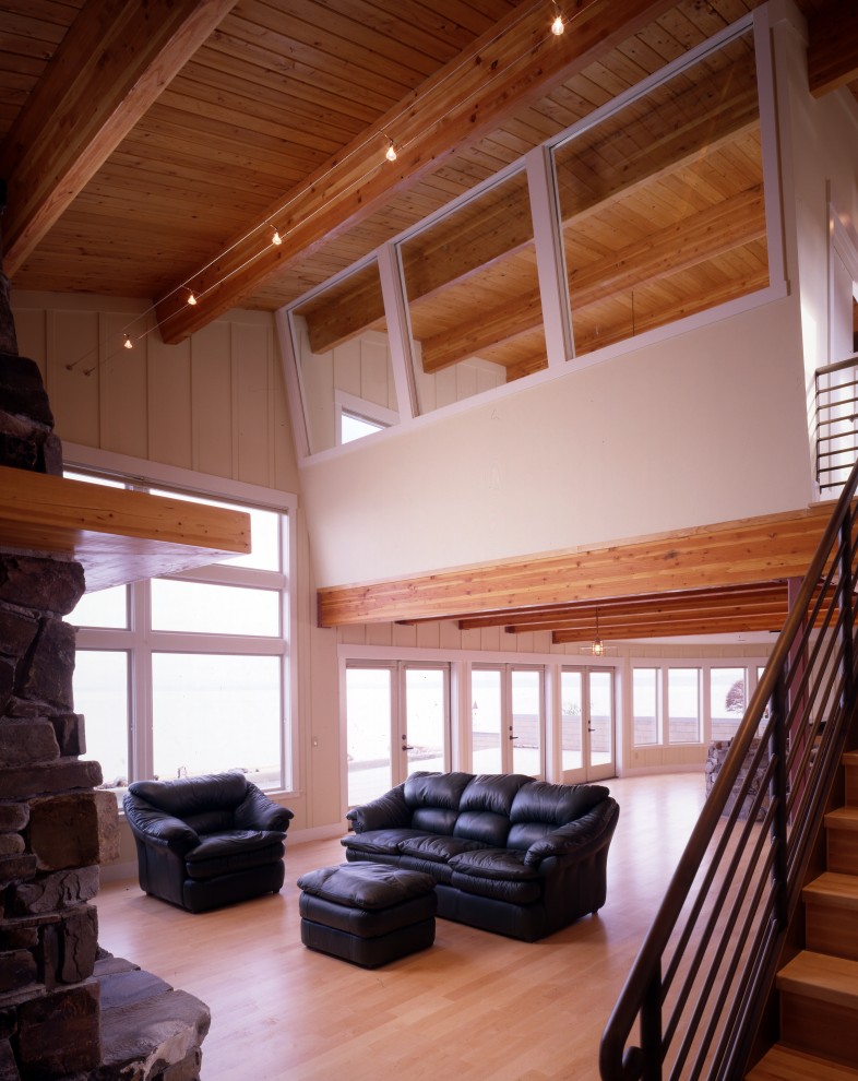 Modernes Wohnzimmer mit beiger Wandfarbe in Seattle