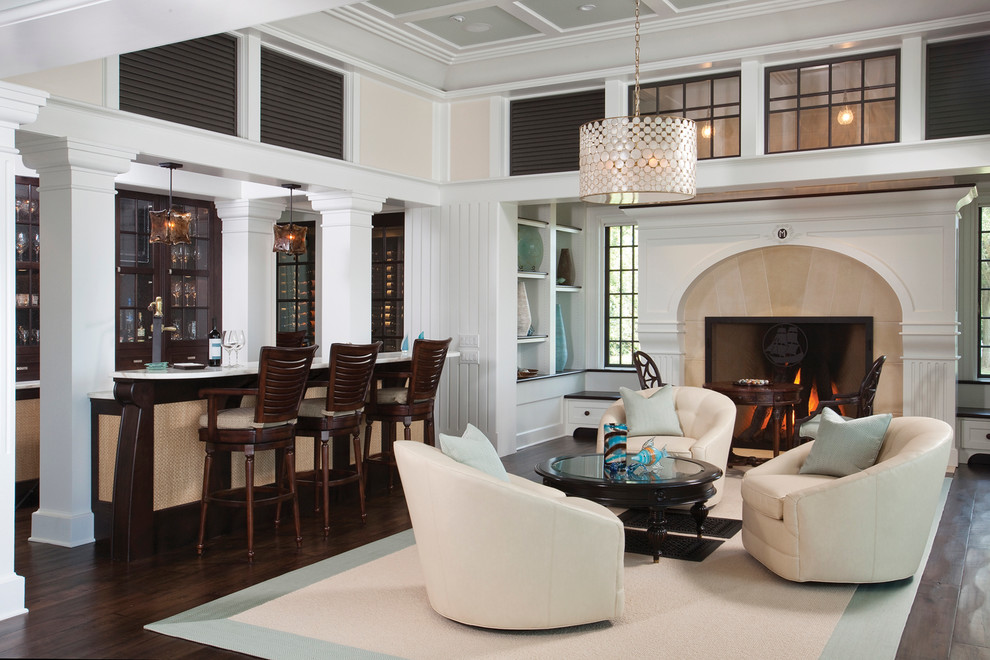Идея дизайна: открытая гостиная комната в классическом стиле с домашним баром, темным паркетным полом и стандартным камином
